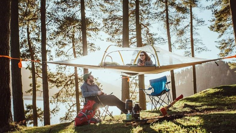 Dormire in una tenda sospesa