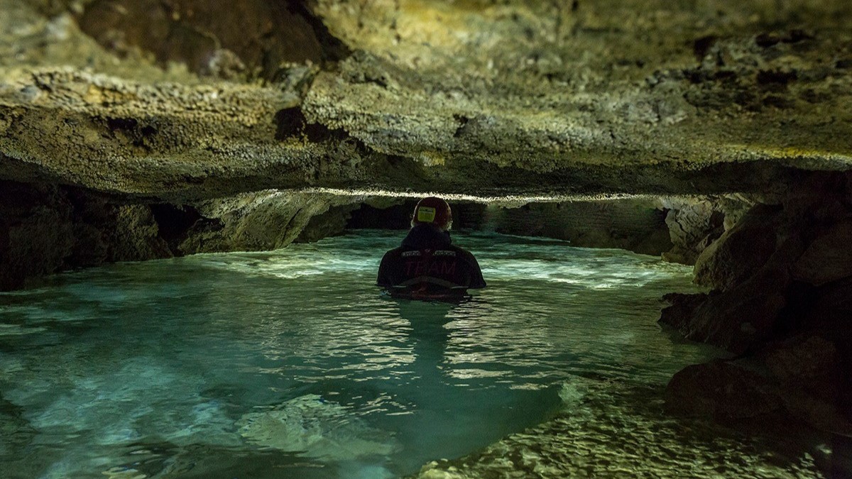 Speleologia nella Grotta di Punta degli Stretti