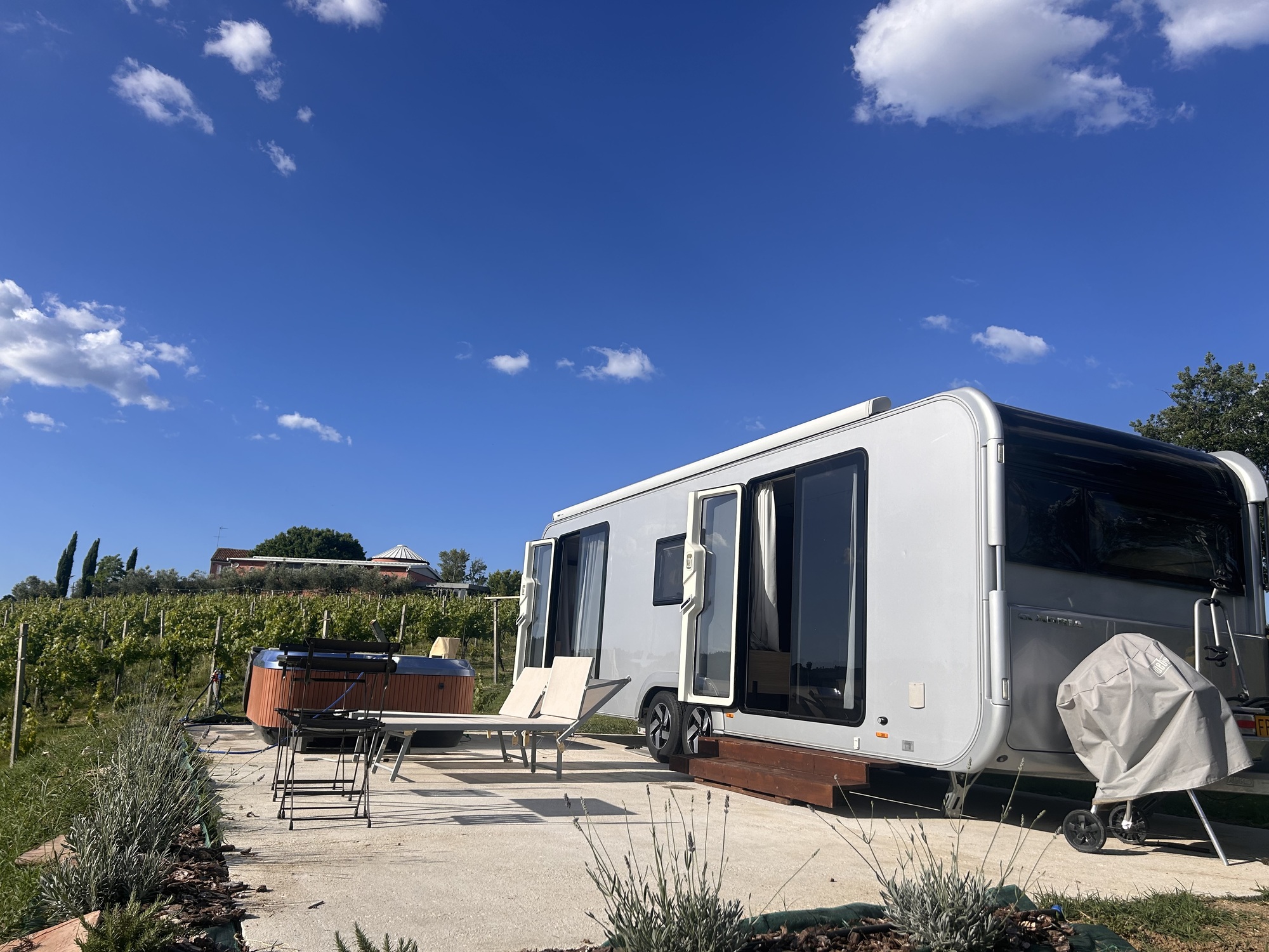 Soggiorno in caravan di lusso tra i vigneti marchigiani