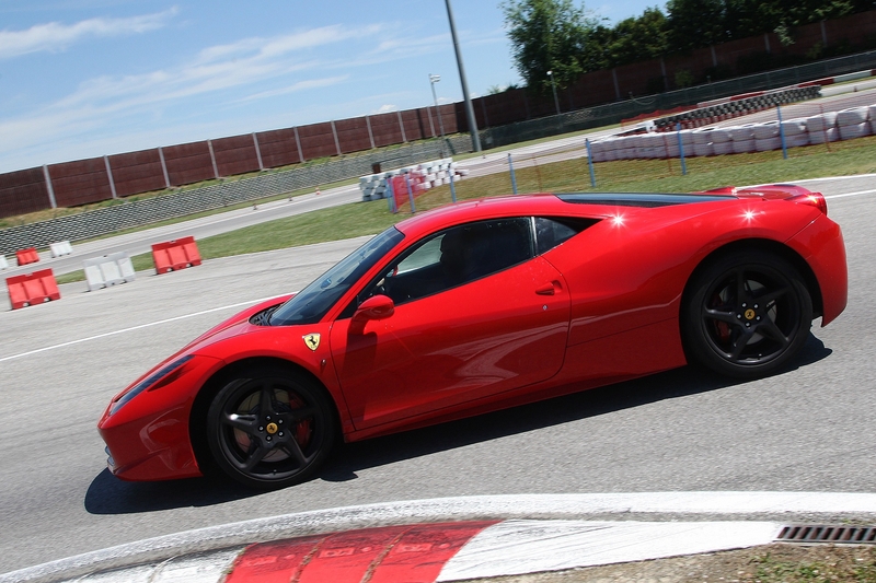 Giri in pista su Supercar a Ortona